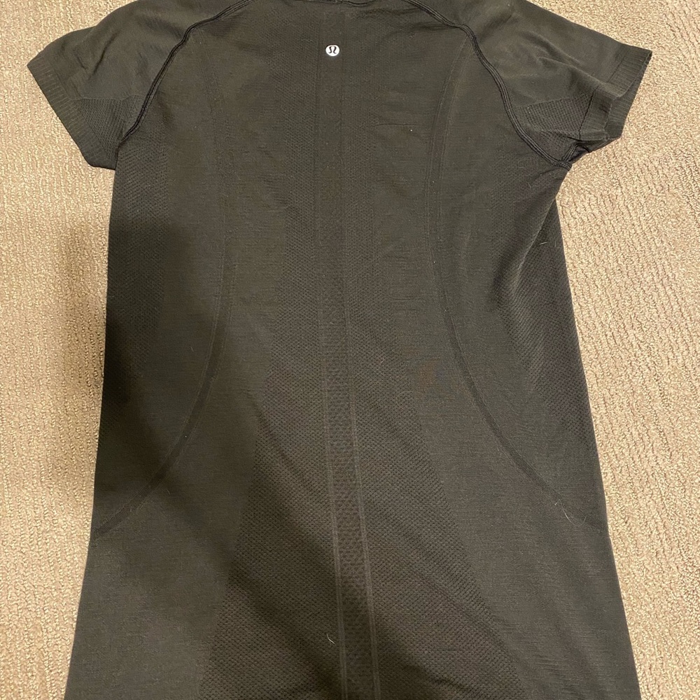 lululemon short sleeve swiftly tech size 8!
